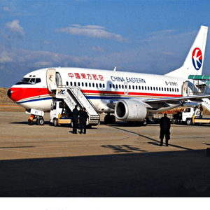 青山机场空运航空快运业稳步发展的原因是什么？